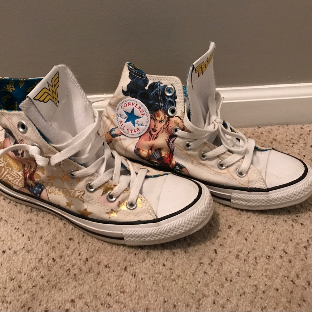 Wonder Woman converses
